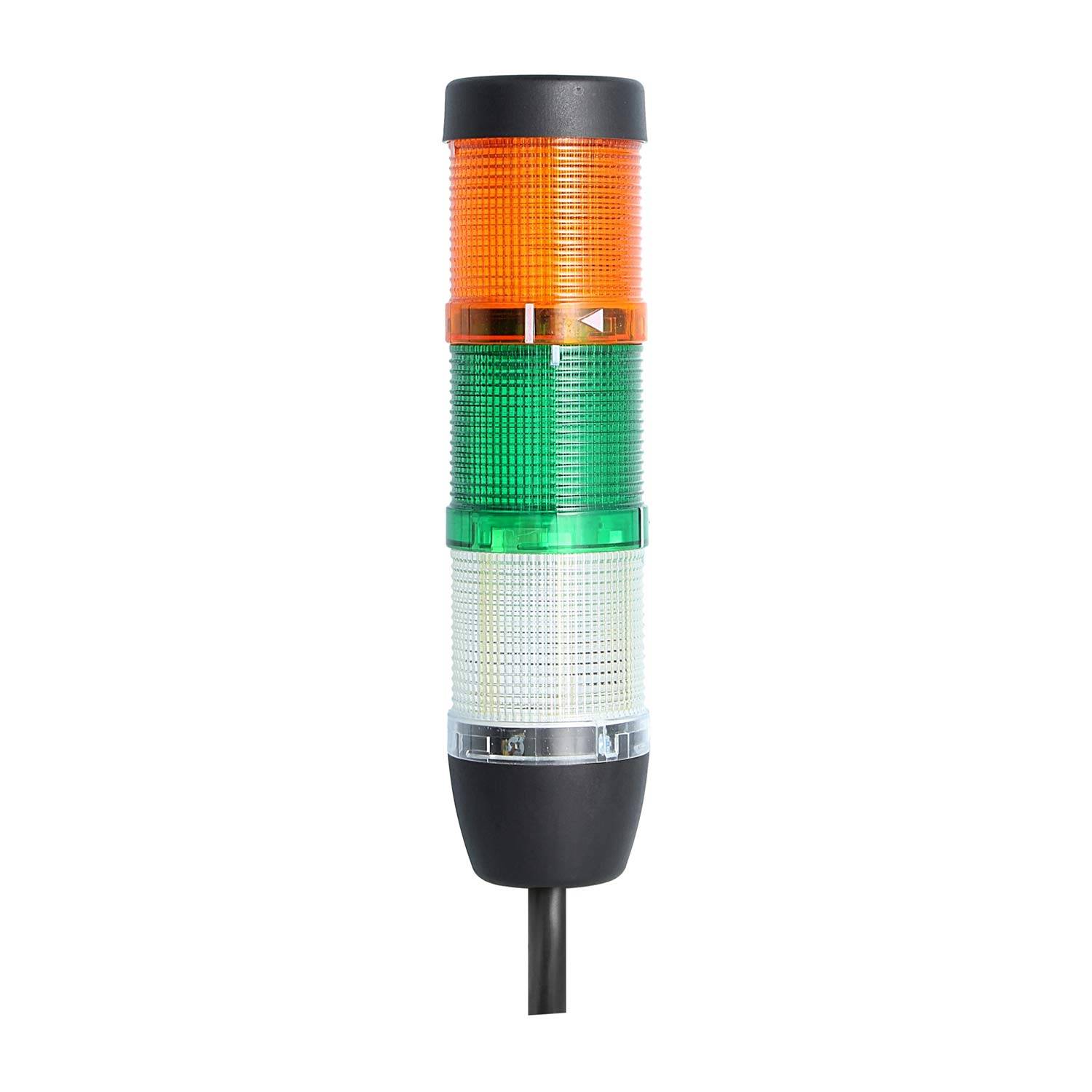 Eine dreistufige LED-Signalleuchte mit orange, grünen und weißen Segmenten, die typischerweise zur Signalisierung des Maschinenstatus in industriellen Umgebungen verwendet wird.