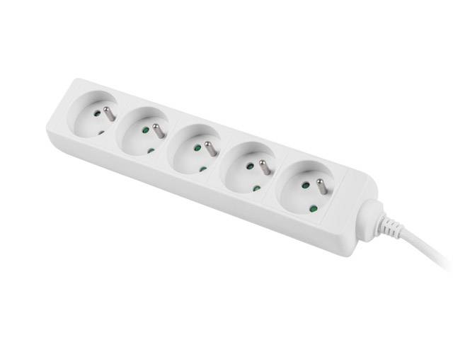 Weiße Steckdosenleiste mit fünf Steckdosen und angebrachtem Kabel, dargestellt auf neutralem Hintergrund.