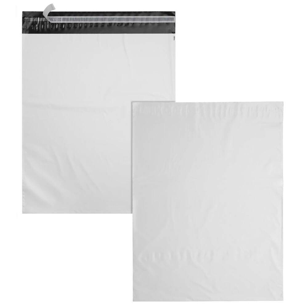 Zwei weiße Kunststoff-Versandtaschen: eine mit schwarzem Klebestreifen und eine ohne. Verwendet zum sicheren Versand von Artikeln.