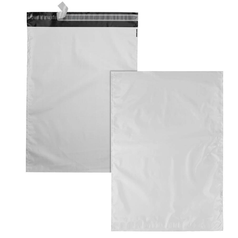 Zwei graue, kunststoffliche Versandbeutel, einer von hinten mit einem schwarzen Haftungsstreifen und Klappe zu sehen, der andere zeigt die Vorderseite.