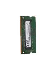 Grünes Computer-RAM-Speichermodul auf weißem Hintergrund, vertikal angeordnet mit weißem Produktetikett.