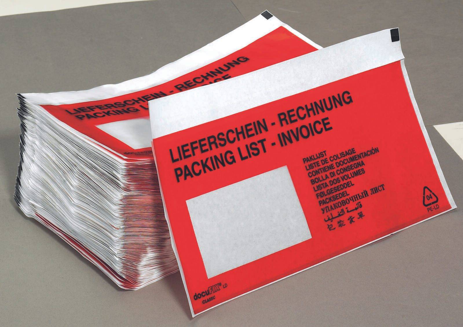 Versandlisten- und Rechnungskuverts in mehreren Sprachen, gestapelt auf einer Oberfläche, verwendet für Versanddokumente.