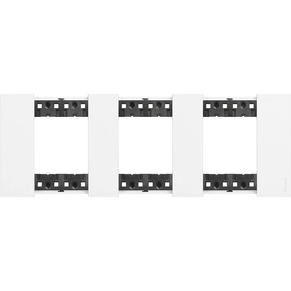 Horizontale Anordnung von modularen Rahmen mit weißen Abdeckungen auf einem schwarzen Rastergrund, konzipiert für anpassbare Schalter oder Steckdosen.