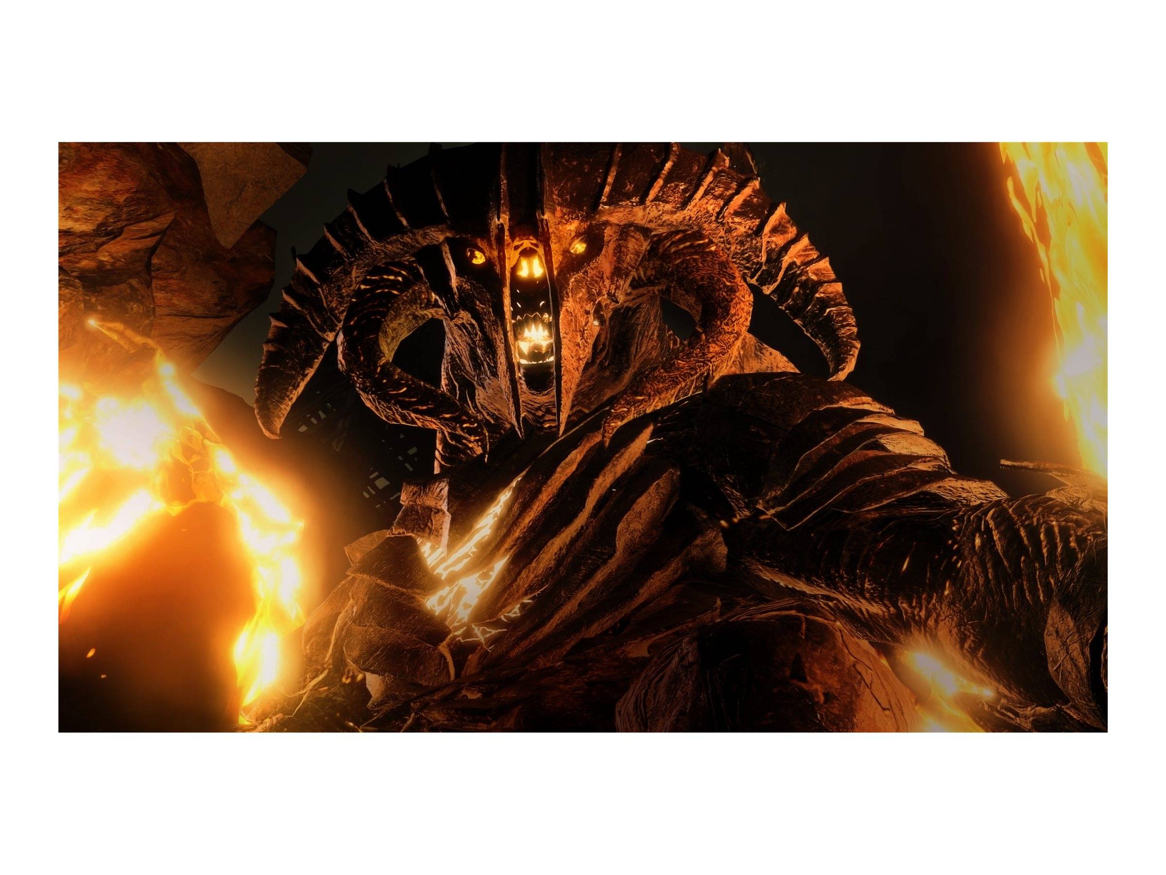 Eine feurige, gehörnte Kreatur mit leuchtenden Augen steht inmitten von Flammen. Die Szene ist dunkel und intensiv und deutet auf eine mächtige, mythische Präsenz hin.