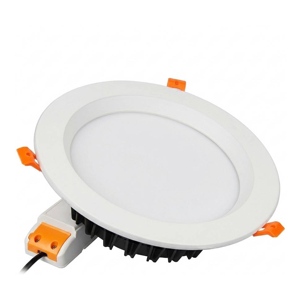 Rundes, weißes LED-Deckeneinbauleuchte mit orangefarbenen Federklemmen und angebrachtem Stromkabel.