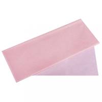 Ein gefaltetes rosa Taschentuch, das teilweise entfaltet ist und seine weiche Textur und helle Pastellfarbe zur Schau stellt.