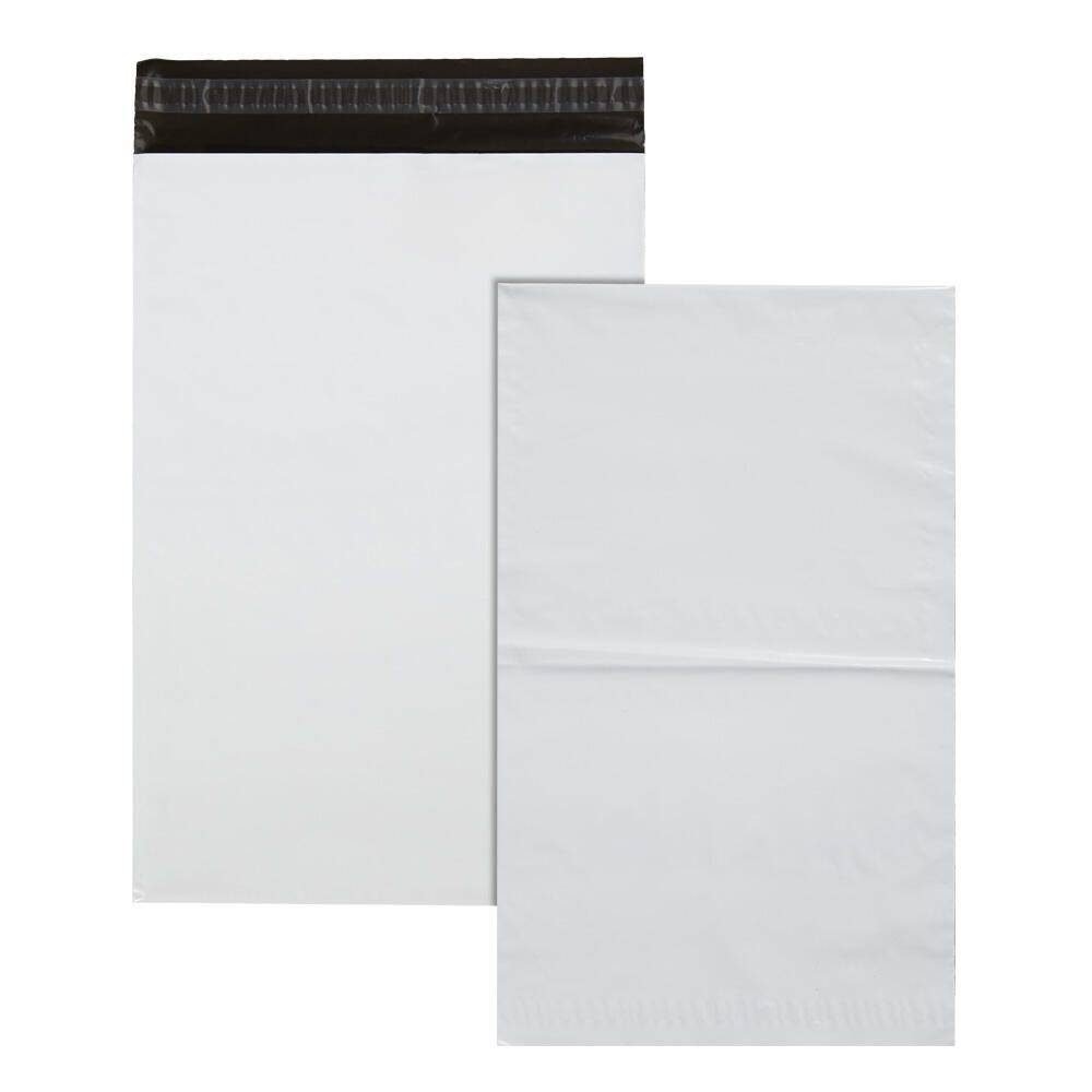 Poly-Versandtaschen, eine offen mit einem schwarzen Klebestreifen zum Versiegeln und eine geschlossen, verwendet zum Versand oder zur Verpackung von Artikeln.