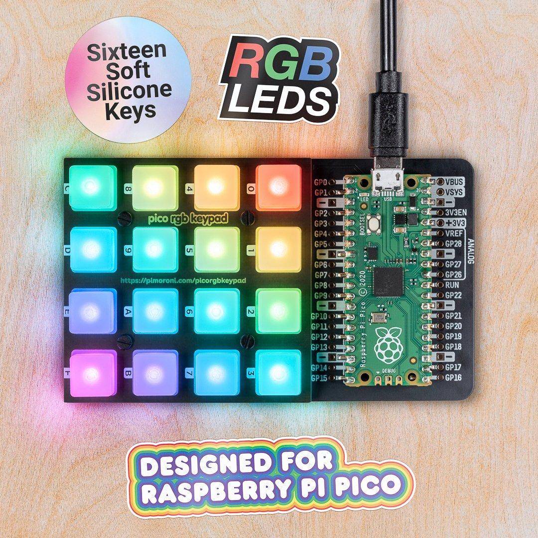Eine Mini-Tastatur mit 16 bunten LED-beleuchteten Silikontas­ten, die mit einem Raspberry Pi Pico-Board verbunden ist. Text lautet: 