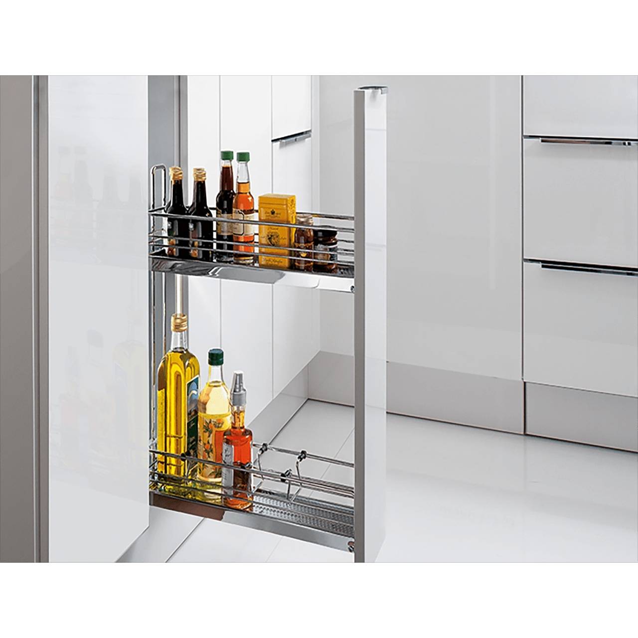 Ausziebbares Küchenschrank mit zwei Regalen, das Öle, Saucen und Gewürze lagert und die effiziente Raumnutzung in einer modernen Küche veranschaulicht.