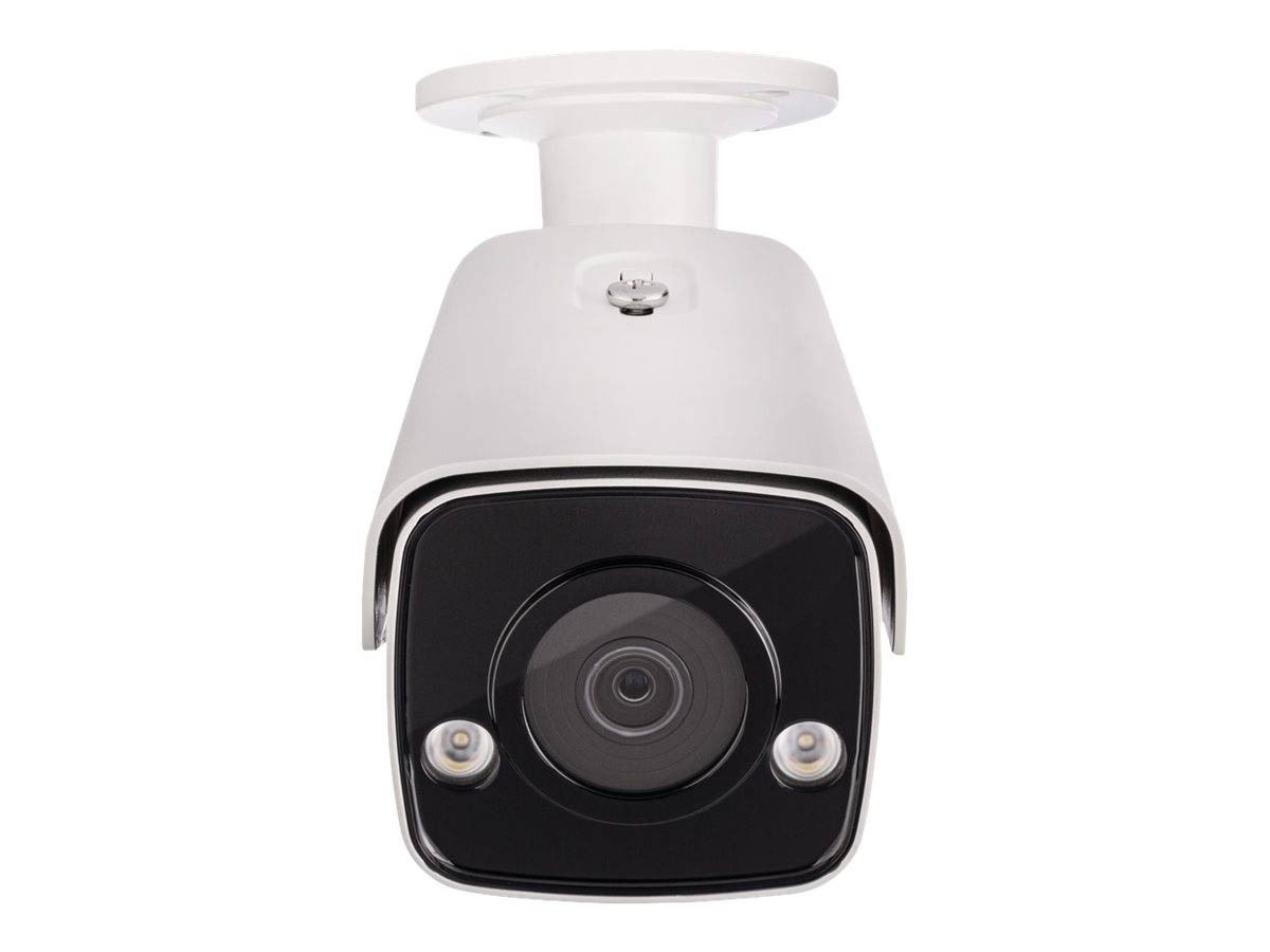 Eine weiße Sicherheitskamera mit einem zylindrischen Gehäuse und zwei kleinen Lichtern unterhalb der Linse ist an einer Deckenhalterung befestigt.