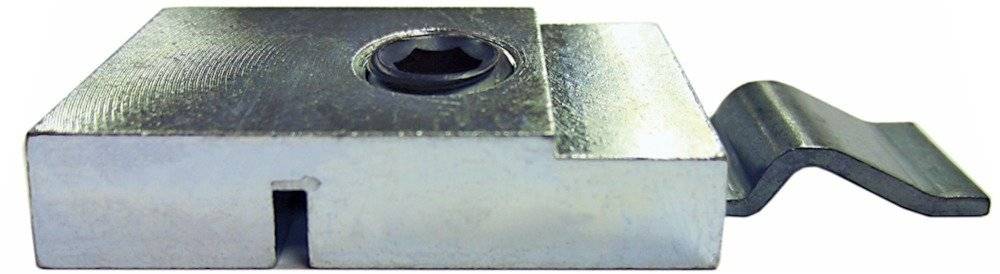 Eine Nahaufnahme einer quadratischen Metallschneidplatte mit einem zentralen Loch, die in der industriellen Bearbeitung zum Schneiden und Formen von Materialien verwendet wird.