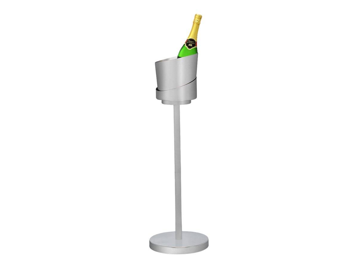 Ein silberner Standkühler für Champagnerflaschen, der eine Flasche hält, vor einem einfachen weißen Hintergrund dargestellt.