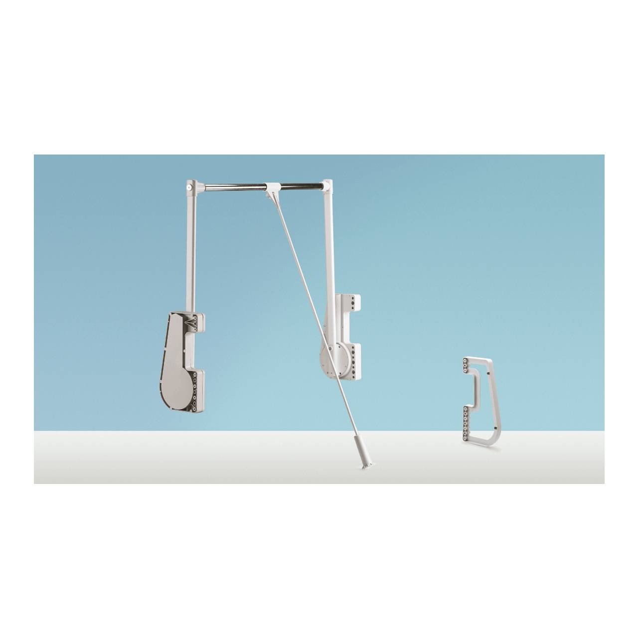 Eine Metallwandhalterung, die zum Stützen einer Klapptür konzipiert ist und vor blauem Hintergrund gezeigt wird. Umfasst Scharniere und Stützmechanismus.