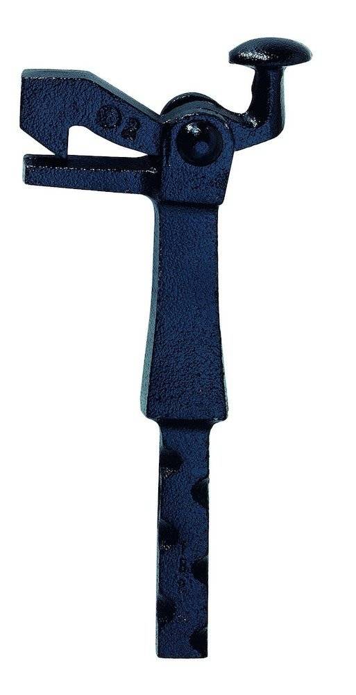 Nahaufnahme eines vertikal ausgerichteten Axtkopfes mit schwarzem Finish. Die obere Seite der Klinge ist breit und verjüngt sich zur unteren Schneide hin.