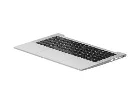 Silberner Laptop-Computer in schräger Ansicht, geschlossen oder fast geschlossen, auf einfach weißem Hintergrund.