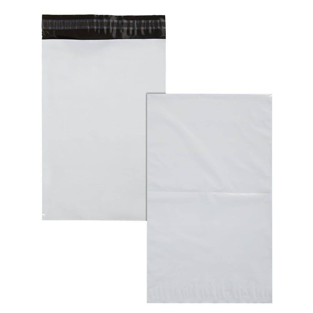 Ein weißer Kunststoff-Versandumschlag von vorne und hinten abgebildet, mit einem schwarzen Klebeband zum Verschließen.