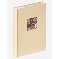 Beiges Hardcover-Buch mit einem kleinen quadratischen Fenster auf dem Umschlag, das ein zugeschnittenes Foto von Gesichtern zeigt.