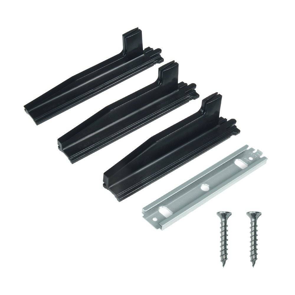 'Dachhakensatz'' mit drei schwarzen Kunststoffklammern, einer Metallhalterung und zwei Schrauben, verwendet zum Befestigen von Lastenträgern auf Fahrzeugdächern.