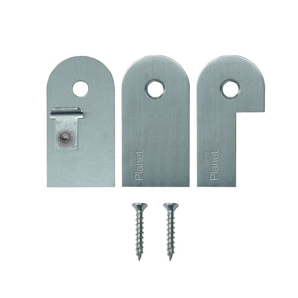 Drei metallische Wandmontage-Halterungen mit abgerundeten Oberteilen, jeweils mit einem zentralen Loch, begleitet von zwei Schrauben darunter.