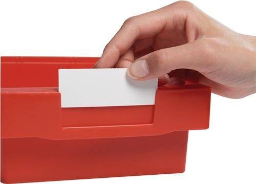 Eine Hand legt eine weiße Karte in einen roten Kartenhalter.