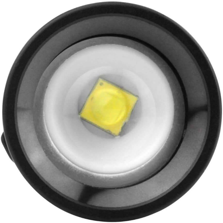 Nahaufnahme einer gelben LED-Glühbirne mit einer quadratischen Form in einem kreisrunden Rahmen, von oben betrachtet.