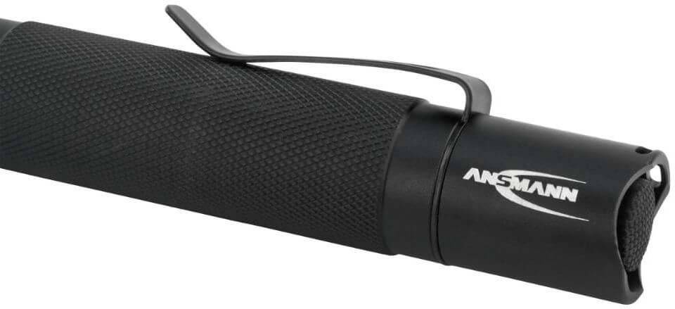 Eine schwarze, strukturierte Taschenlampe mit schlankem Design und einem Clip an der Seite.