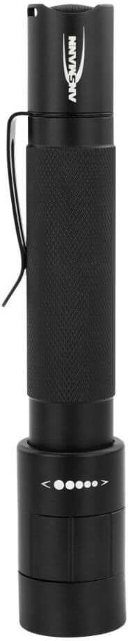 Eine hohe, zylindrische schwarze Ledertasche mit Kordelzugverschluss steht aufrecht. Die strukturierte Oberfläche verleiht ihr eine raffinierte Note.