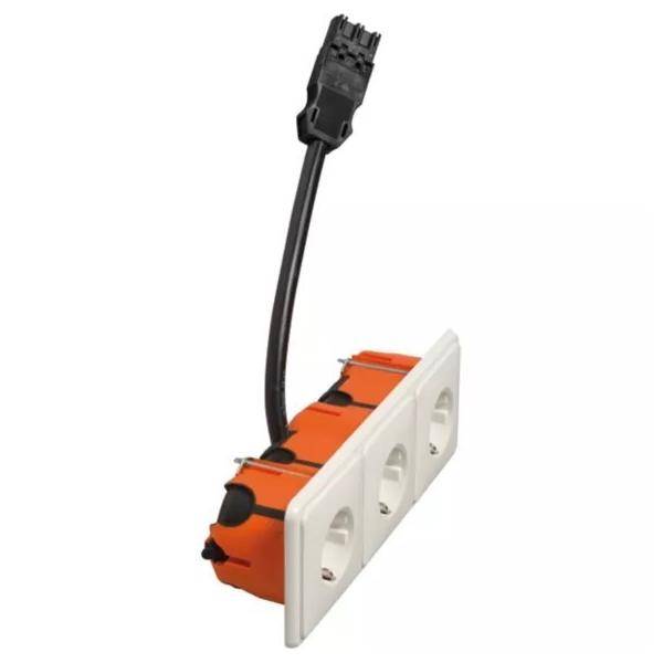 Dreiteiliges Elektrosteckdosenmodul mit angebrachtem schwarzem Stromkabel und Steckverbinder auf weißem Hintergrund.