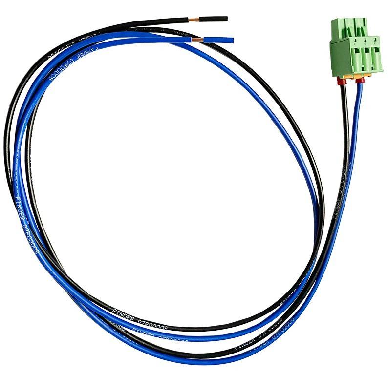 Ein schwarzer und blauer elektrischer Draht mit einem grünen Anschluss an einem Ende.