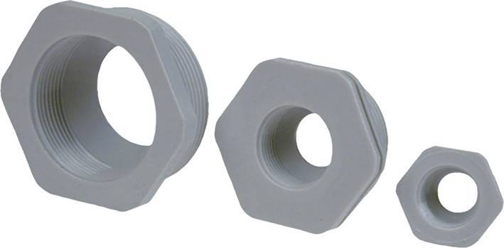 Zwei weiße Kunststoff-Sechskantmuttern mit gewindeten Innenräumen, eine größere und eine kleinere, nebeneinander platziert.