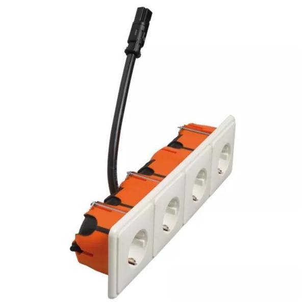 Dreifach-Steckdosenleiste mit orangem Gehäuse und schwarzem Kabel auf weißem Hintergrund.