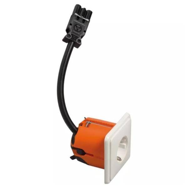 Weiße Wandsteckdosenmodule mit orangefarbigem Gehäuse und angebrachtem schwarzem Kabelstecker auf einfachem Hintergrund.