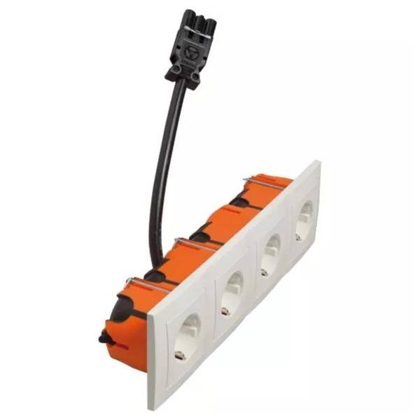 Orangefarbene und weiße Vierfach-Steckdosenleiste mit schwarzem Kabel und Stecker, isoliert auf weißem Hintergrund dargestellt.