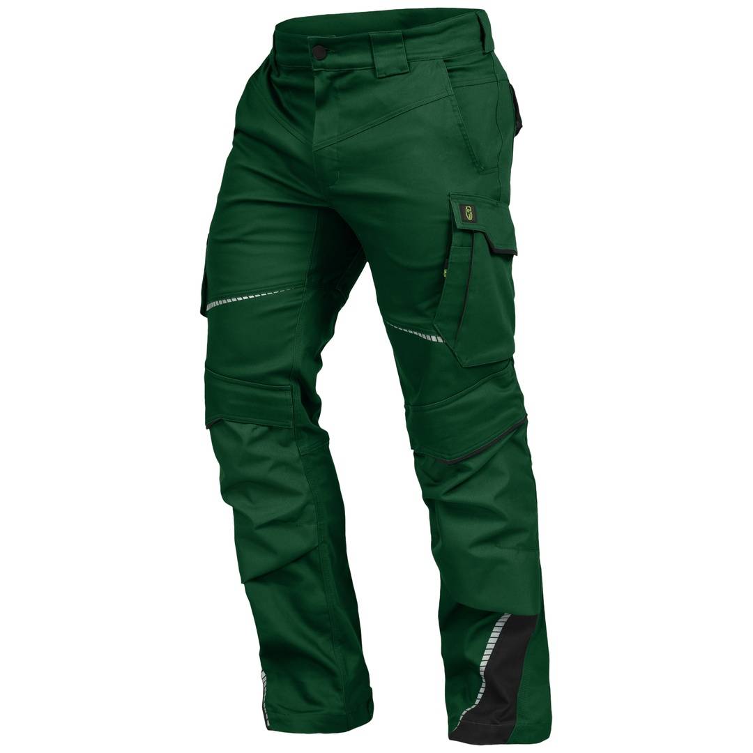 Grüne Cargohose mit mehreren Taschen, verstärkten Knien und reflektierenden Akzenten, isoliert auf weißem Hintergrund dargestellt.