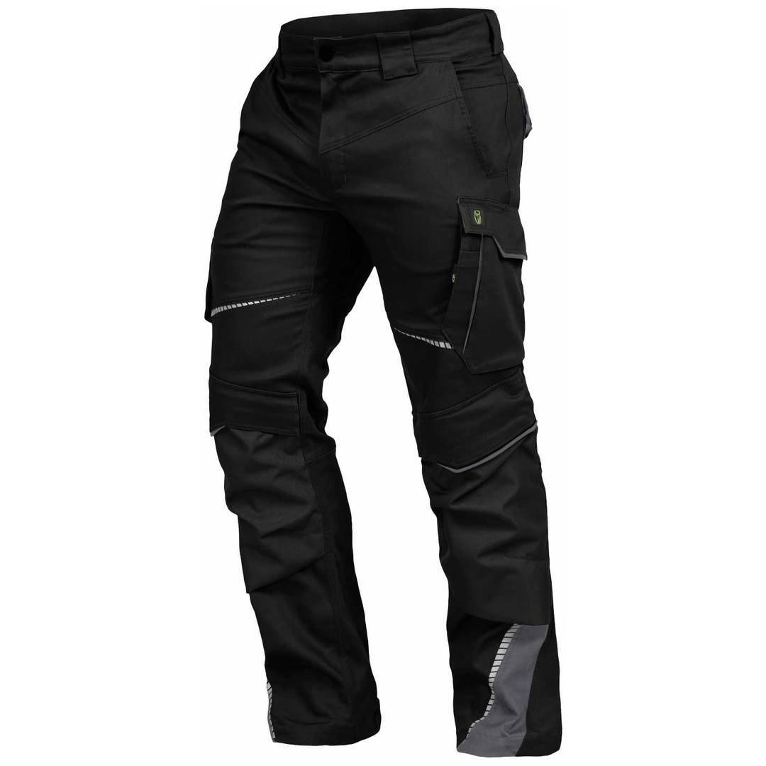 Schwarze Arbeitshosen mit mehreren Taschen, reflektierenden Akzenten und verstärkten grauen Knie- und Knöchelpartien auf weißem Hintergrund.