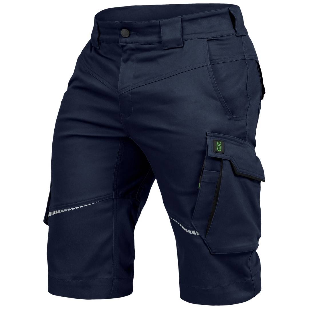 Marineblaue Herren-Cargo-Shorts mit vorderen Taschen und einer seitlichen Klapptasche, gezeigt auf weißem Hintergrund.
