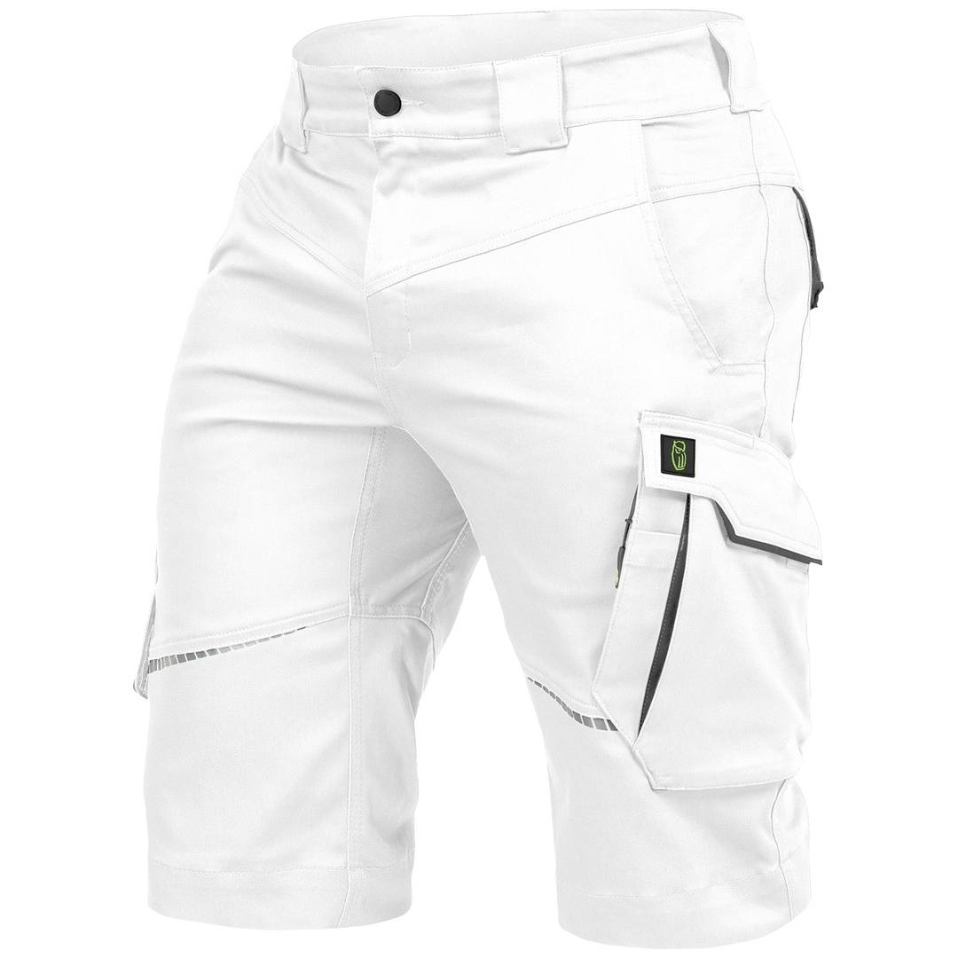 Weiße Cargo-Shorts mit mehreren Taschen und schwarzem Besatz, gezeigt vor einem einfachen weißen Hintergrund.