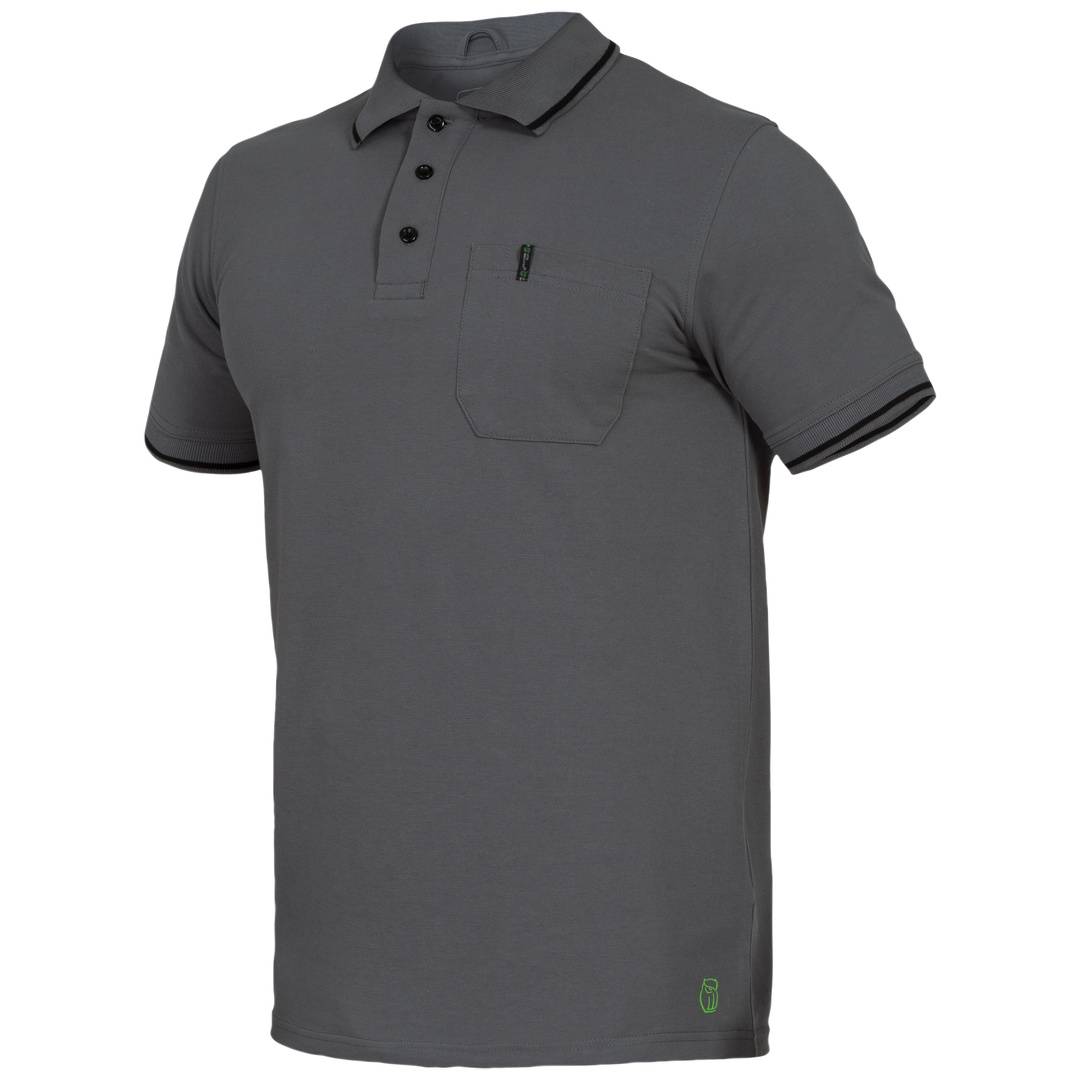 Graues Poloshirt mit kurzen Ärmeln, Knopfleiste, Brusttasche und kleinem Logo.