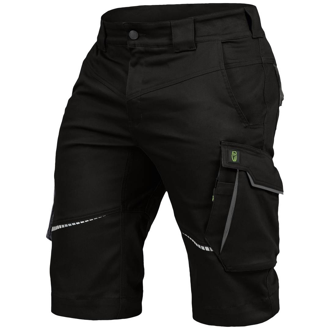 Schwarze Cargoshorts mit mehreren Taschen und reflektierenden Akzenten, gezeigt auf weißem Hintergrund.