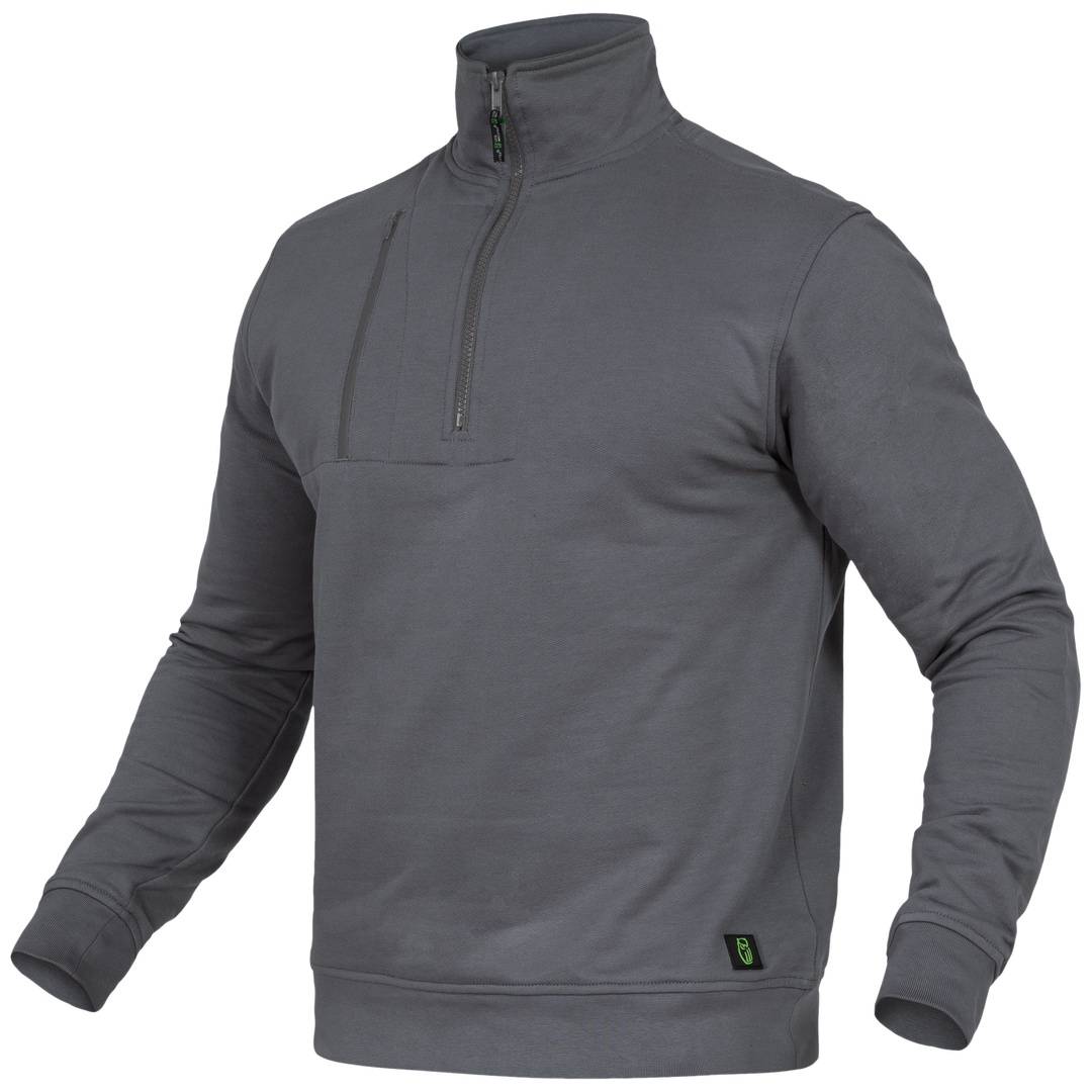 Grauer Langarm-Pullover mit hohem Reißverschluss-Kragen und Brusttasche, vor weißem Hintergrund abgebildet.