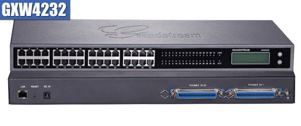 Vorder- und Rückansicht eines Grandstream GXW4232 VoIP-Gateways, das 32 Ethernet-Anschlüsse, ein Statusdisplay und duale 24-polige Telefonverbindungen zeigt.