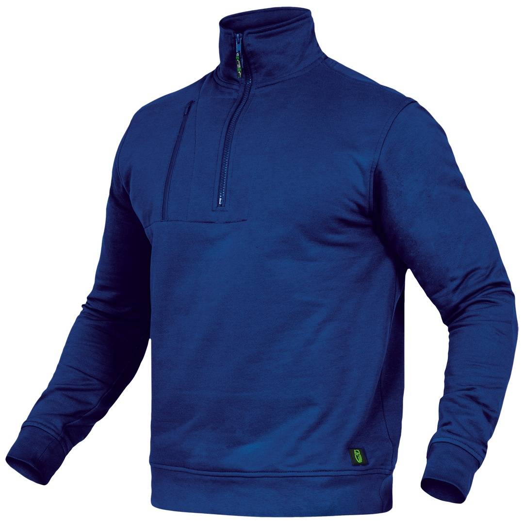 Ein marineblauer Langarm-Pullover mit einem Reißverschluss-Stehkragen und einer Brusttasche, gezeigt auf weißem Hintergrund.