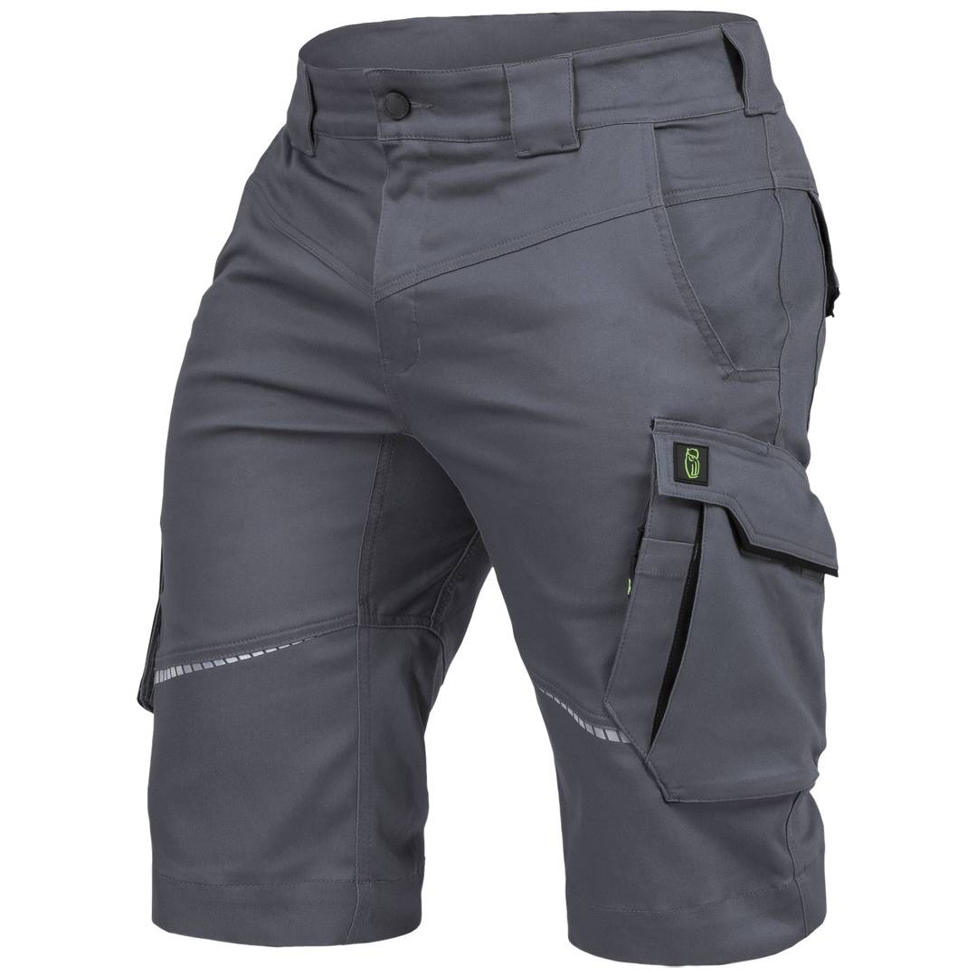 Graue Cargo-Shorts mit mehreren Taschen, auf weißem Hintergrund dargestellt.