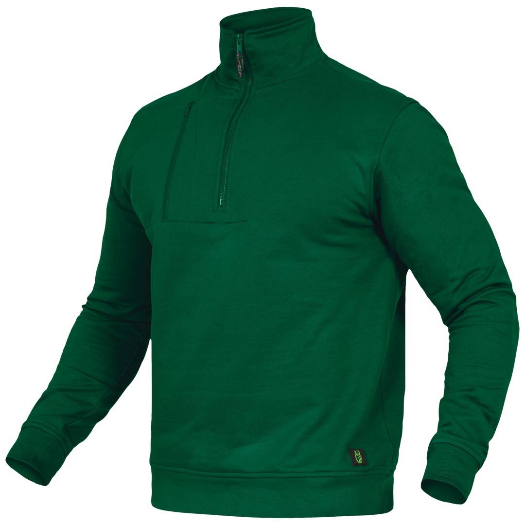 Grüner Langarm-Pullover mit Viertel-Reißverschluss und hohem Kragen, gezeigt auf weißem Hintergrund.