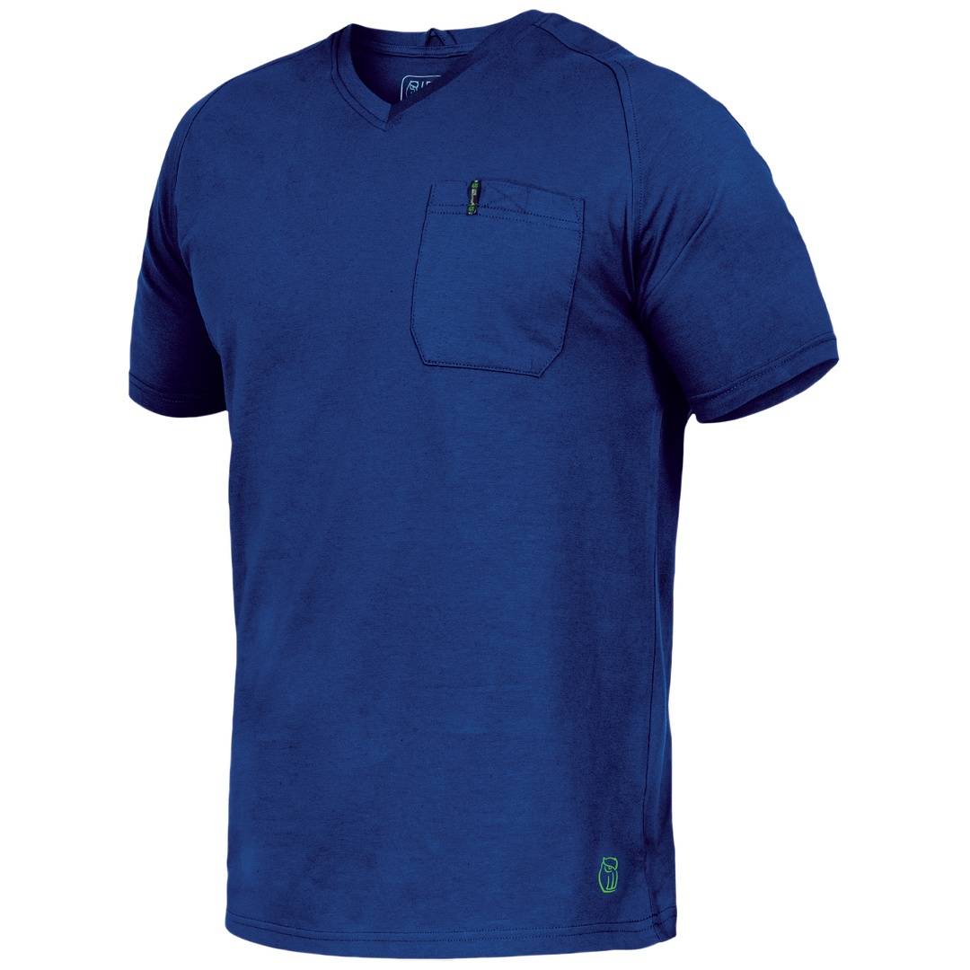 Blaues T-Shirt mit kurzen Ärmeln, Brusttasche und kleinem Logo an der Saumkante, vor einfachem weißem Hintergrund dargestellt.
