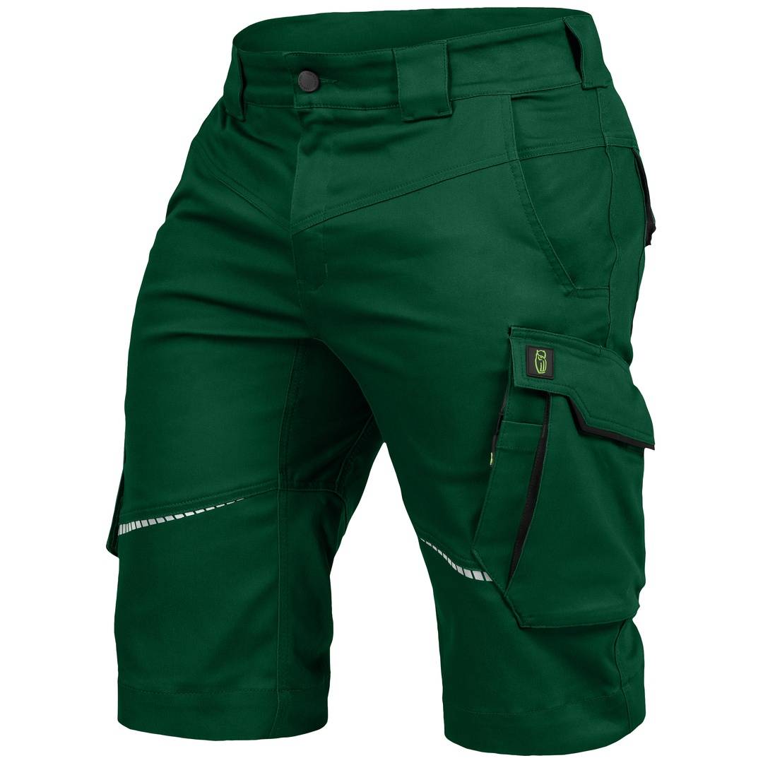Grüne Cargo-Shorts in Knielänge mit Seitentasche und reflektierendem Besatz, auf weißem Hintergrund dargestellt.