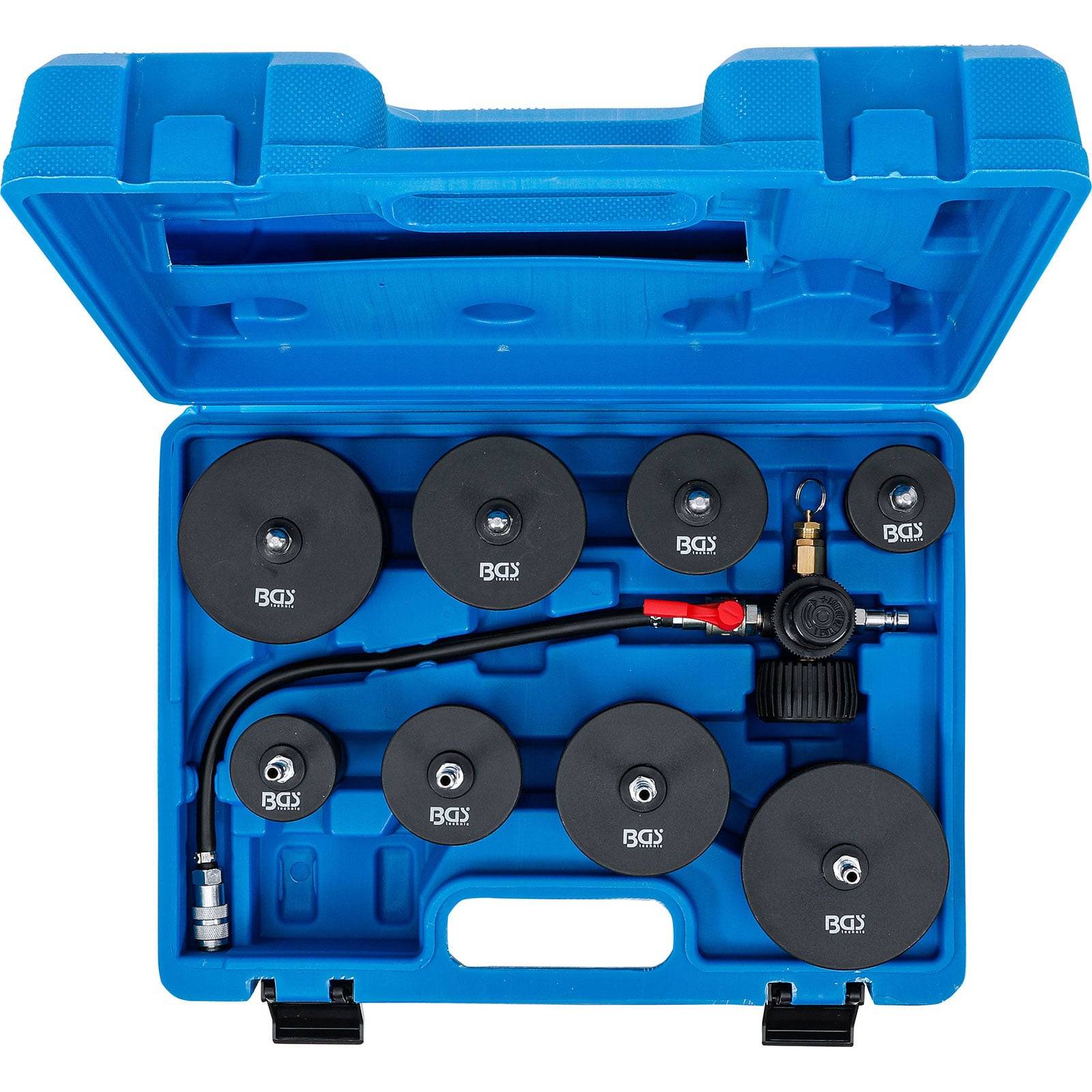 Eine blaue Plastikbox, die verschiedene Größen von runden Kühler-Drucktest-Adaptern und einen Druckmesser mit einem Schlauch enthält, die für die Fahrzeugwartung verwendet werden.
