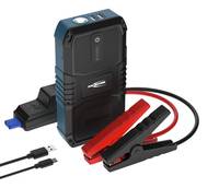 Tragbarer Starthilfegerät mit angebrachten Starthilfeklemmen und USB-Ladekabeln auf weißem Hintergrund.