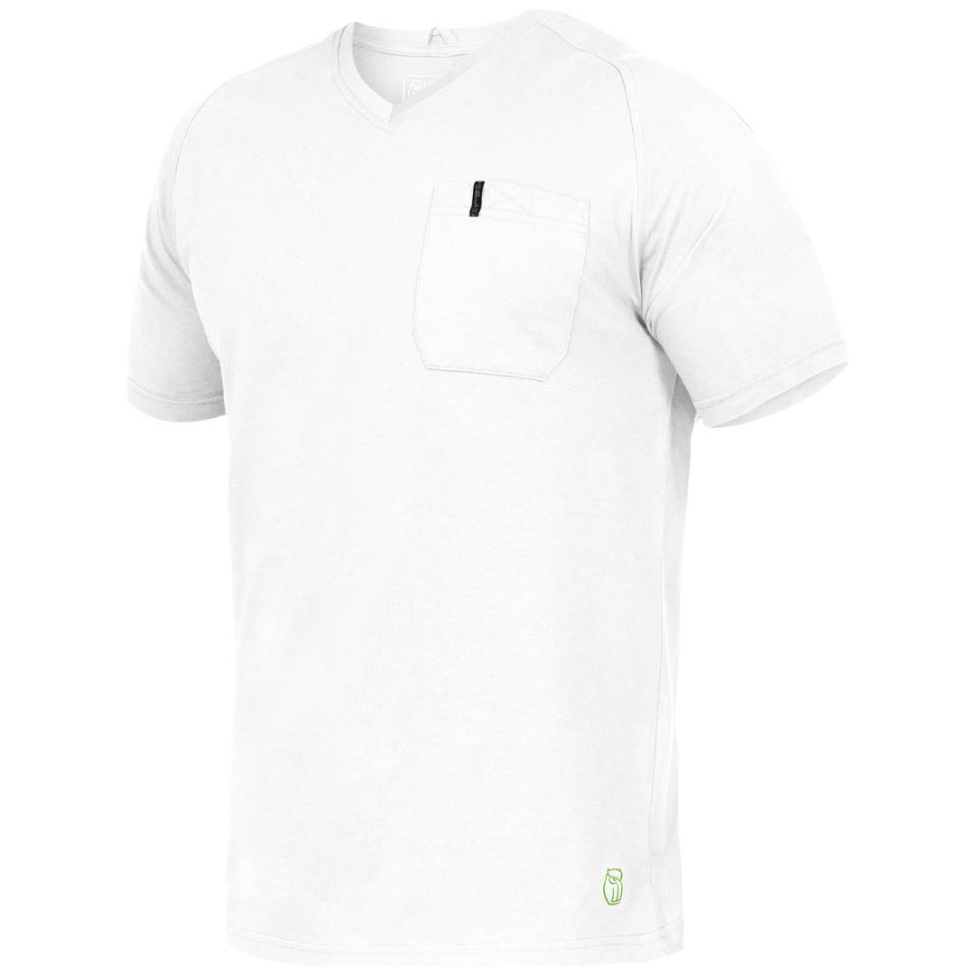 Weißes kurzärmeliges V-Ausschnitt-T-Shirt mit einer Brusttasche und kleinem grünem Logo in der Nähe des Saums, auf einem schlichten Hintergrund dargestellt.