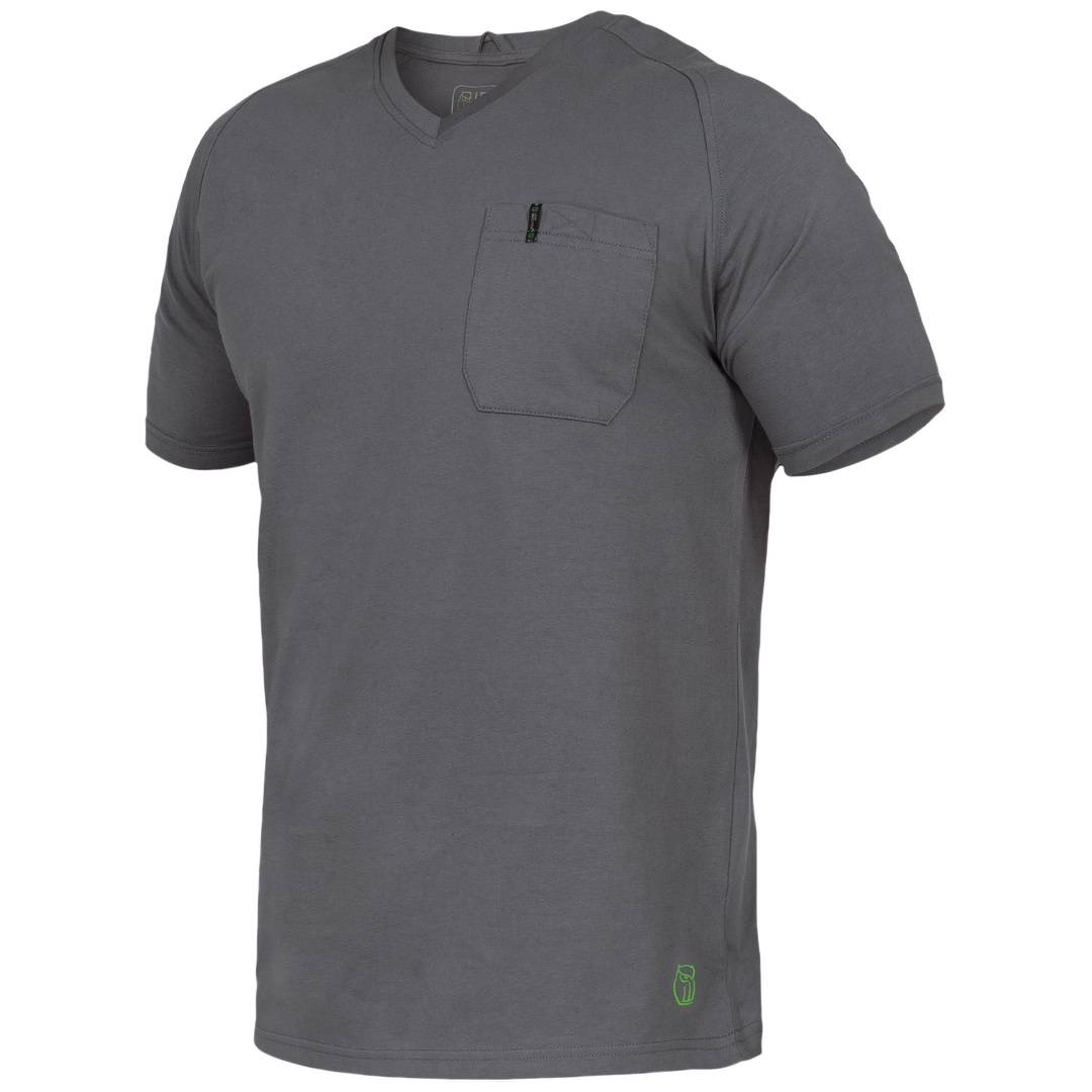 Graues Kurzarm-T-Shirt mit einer Brusttasche und kleinem grünem Logo in der Nähe des Saums, Vorderansicht auf weißem Hintergrund.